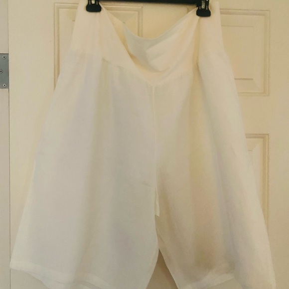 Bryan Walker white Linen shorts. - Picture 3 of 3